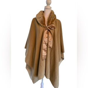 Women’s Elegant Tan Cape with Faux Fur Collar EUC One size